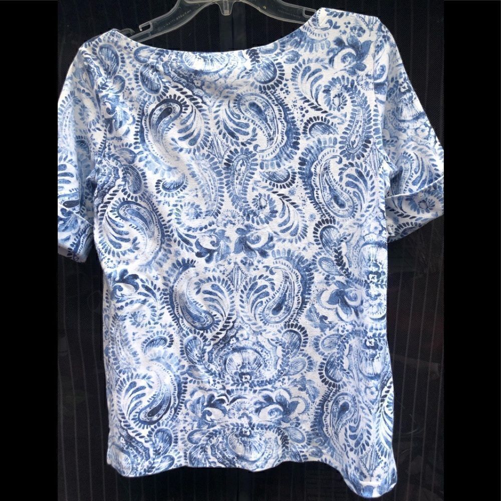 Karen Scott short sleeve paisley top . Cuffed sleeve. - Picture 2 of 7